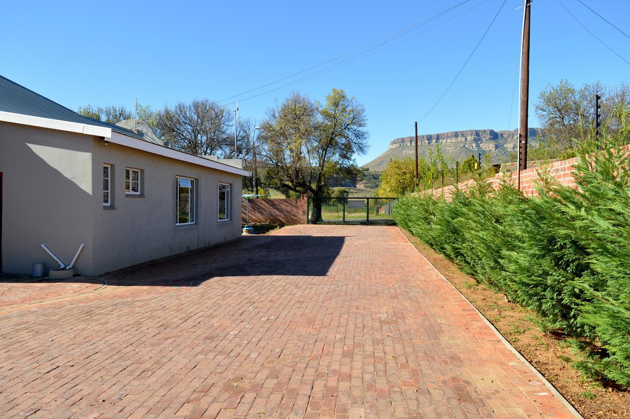 Village Lodge Harrismith Extérieur photo